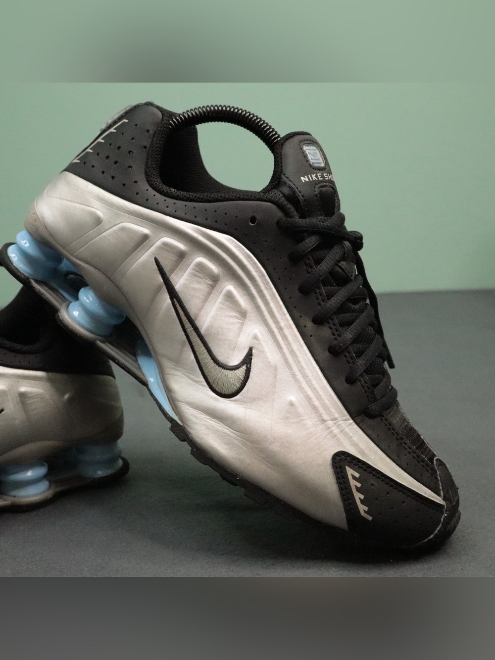 Nike Shox R4 Youth Size 7Y Womens 8.5 Metallic Silver Black Blue CW2626-004 - Picture 2 of 15